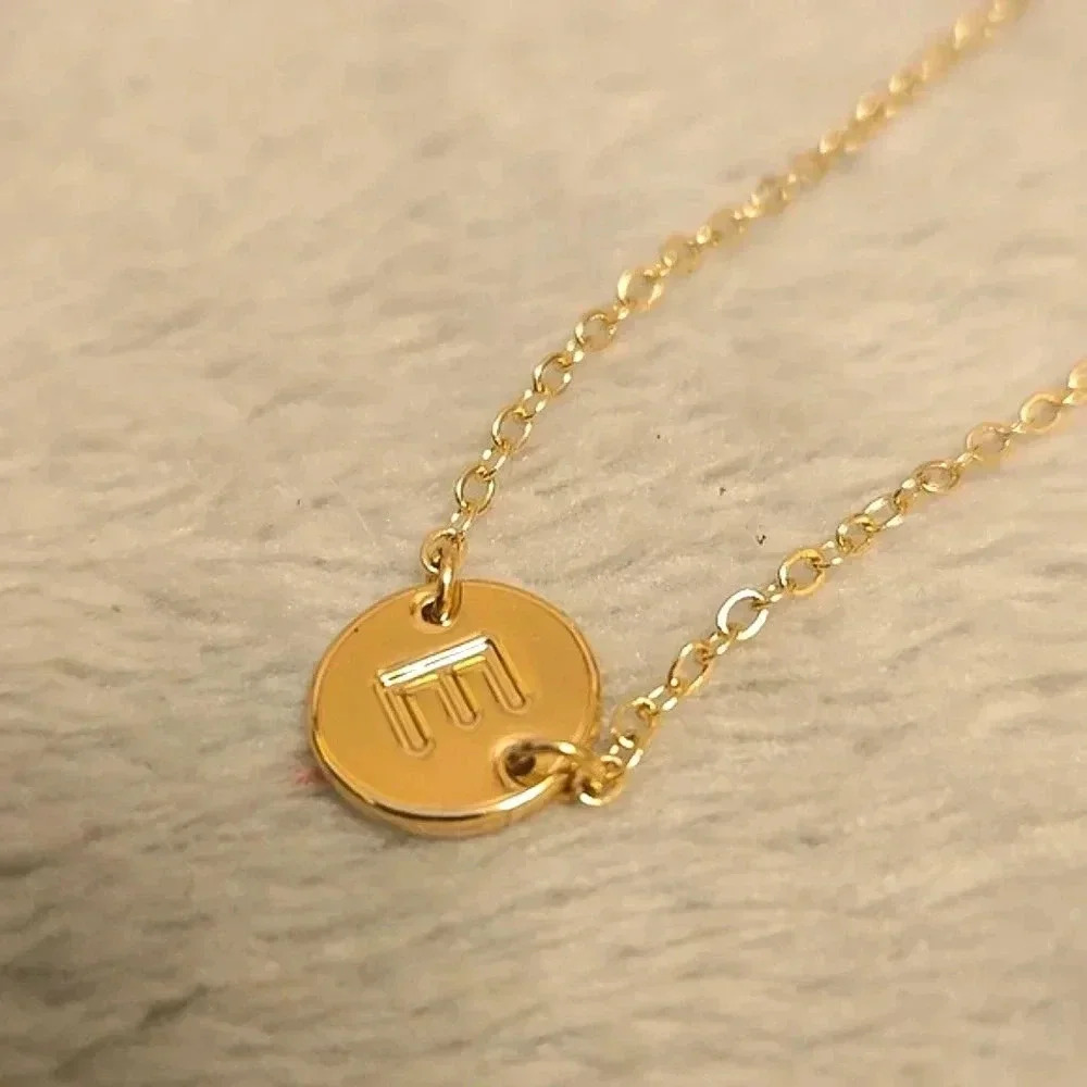 #340 Gold tone bracelet with letter E - Picture 3 of 3